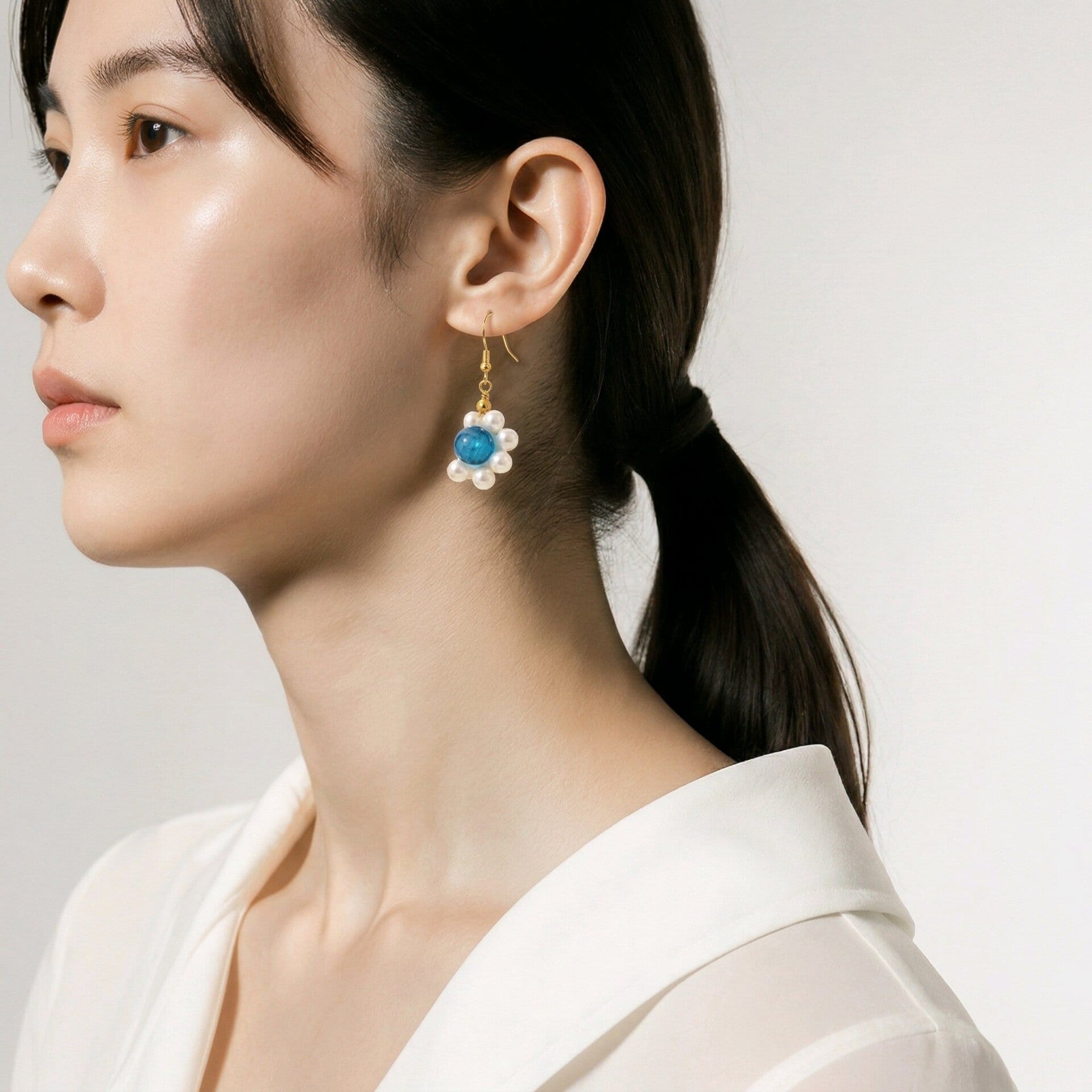 Frostzauber – Goldfarbenen Ohrhänger mit blauer Blüte & Kristallperlen