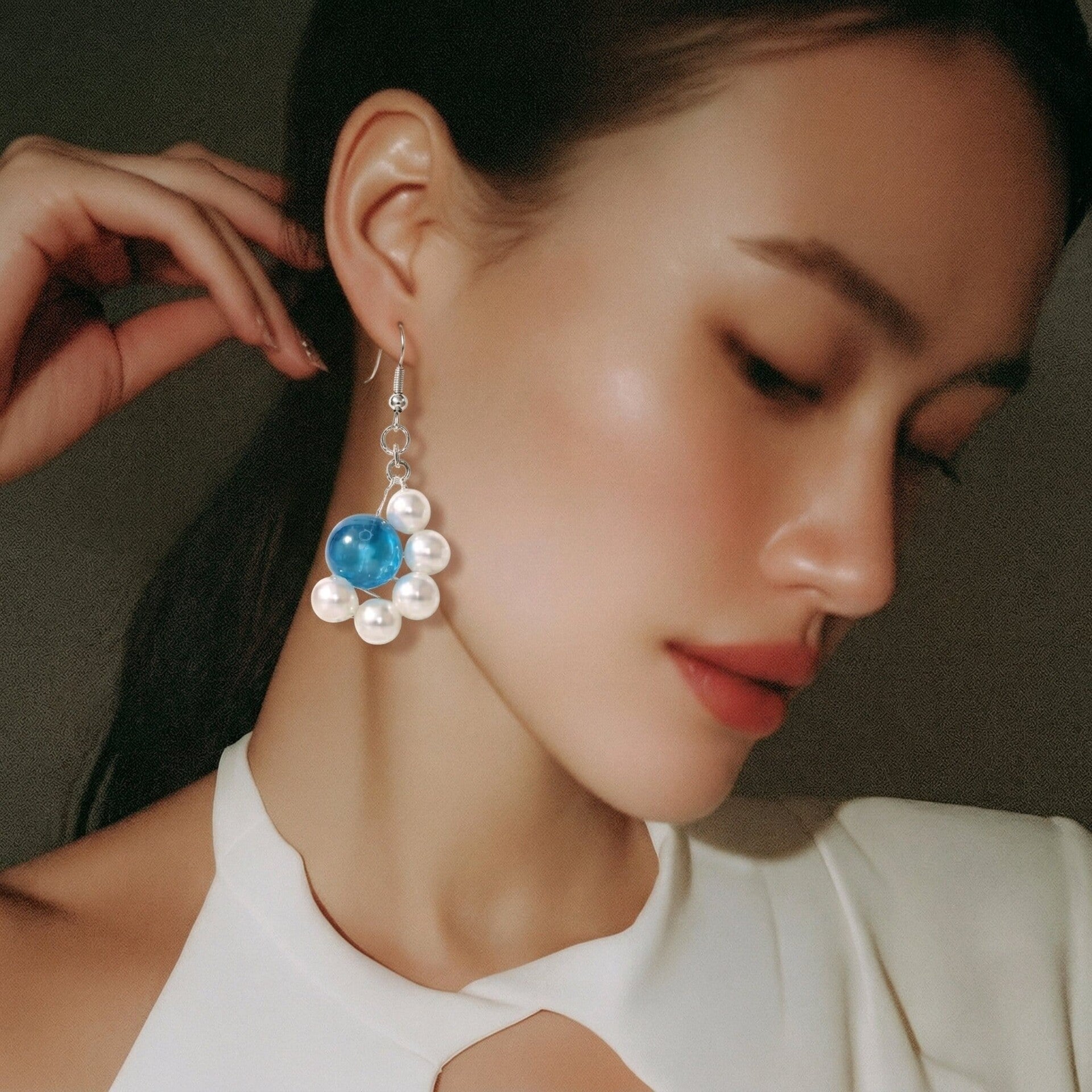 Frostzauber – Silberfarbener Ohrhänger mit blauer Blüte & Kristallperlen