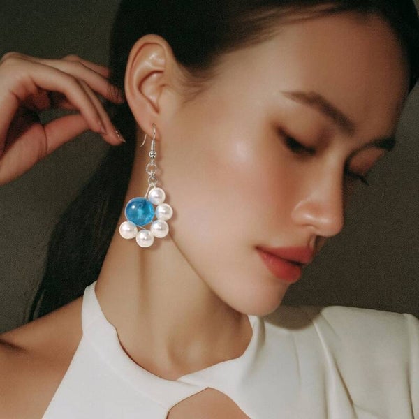 Frostzauber – Silberfarbener Ohrhänger mit blauer Blüte & Kristallperlen