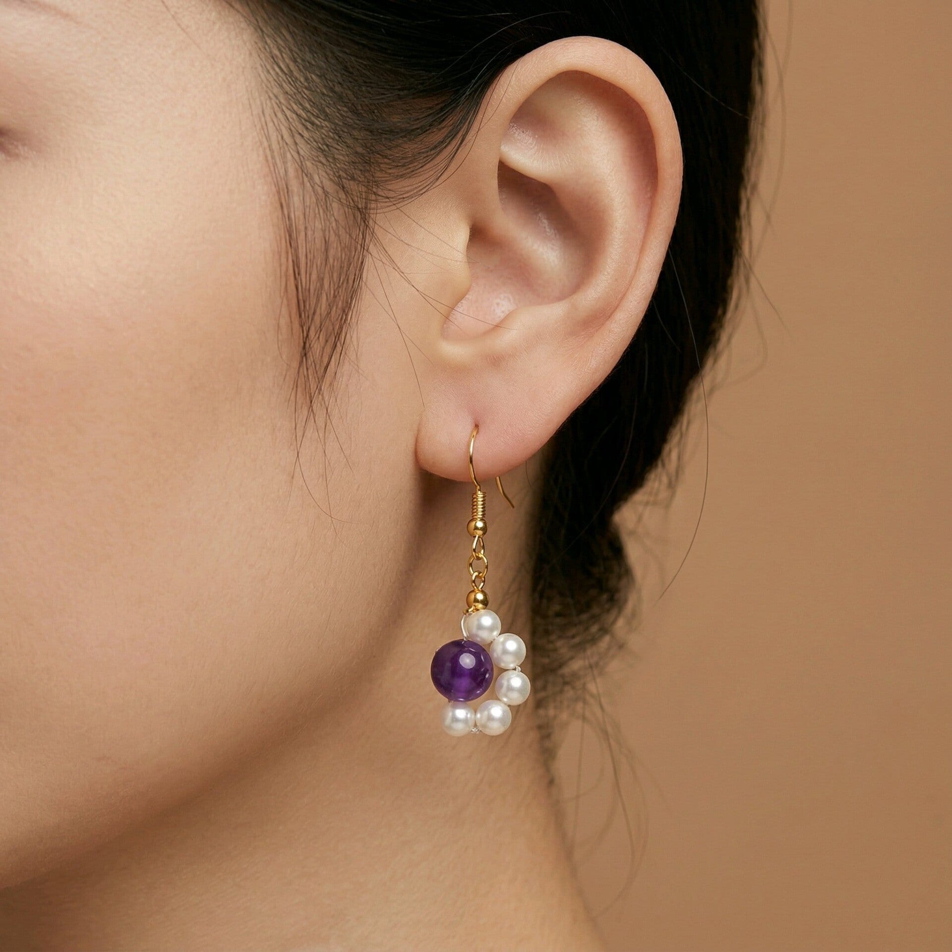 Elegante Perlenohrringe „Viola“ mit Goldfarbenen Ohrhängern– Handgemacht mit Liebe