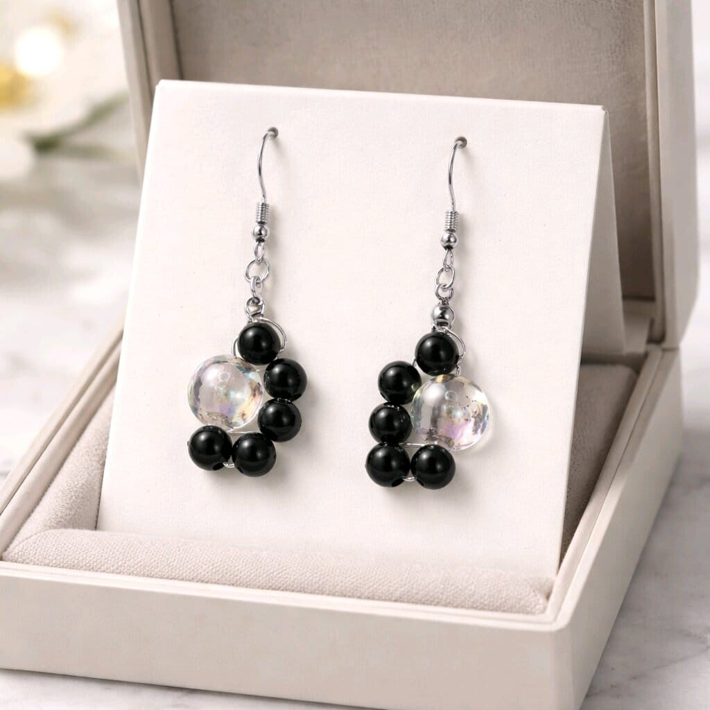 Perlenohrringe „Mystique“ mit Silberfarbenen Ohrhängern – Handgemacht mit Charakter
