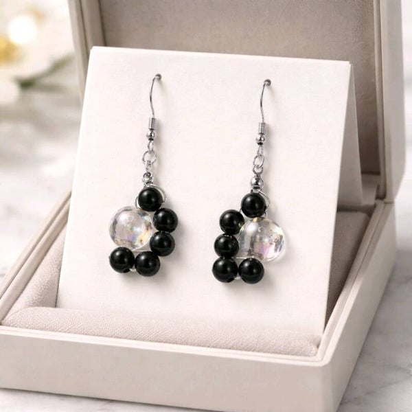 Perlenohrringe „Mystique“ mit Silberfarbenen Ohrhängern – Handgemacht mit Charakter