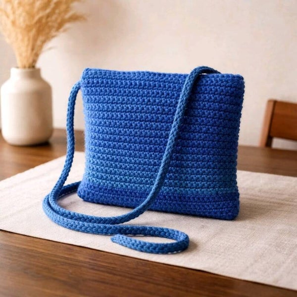 Crossbody-Tasche „Blauverlauf“ – handgehäkelt mit Tiefe
