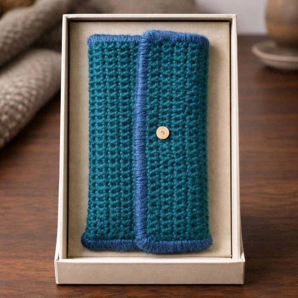 Mini-Tasche „Türkis & Blau“ – handgehäkelt mit Knopfverschluss