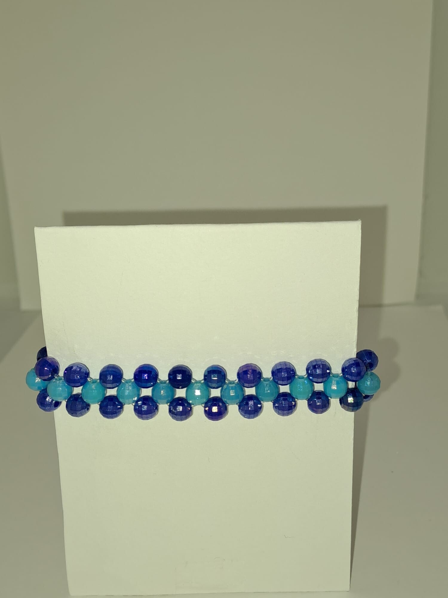 Perlenarmband „Nachtblau“ mit Goldfarbenen Verschluss – Intensives Dunkelblau mit hellblauen Kontrasten