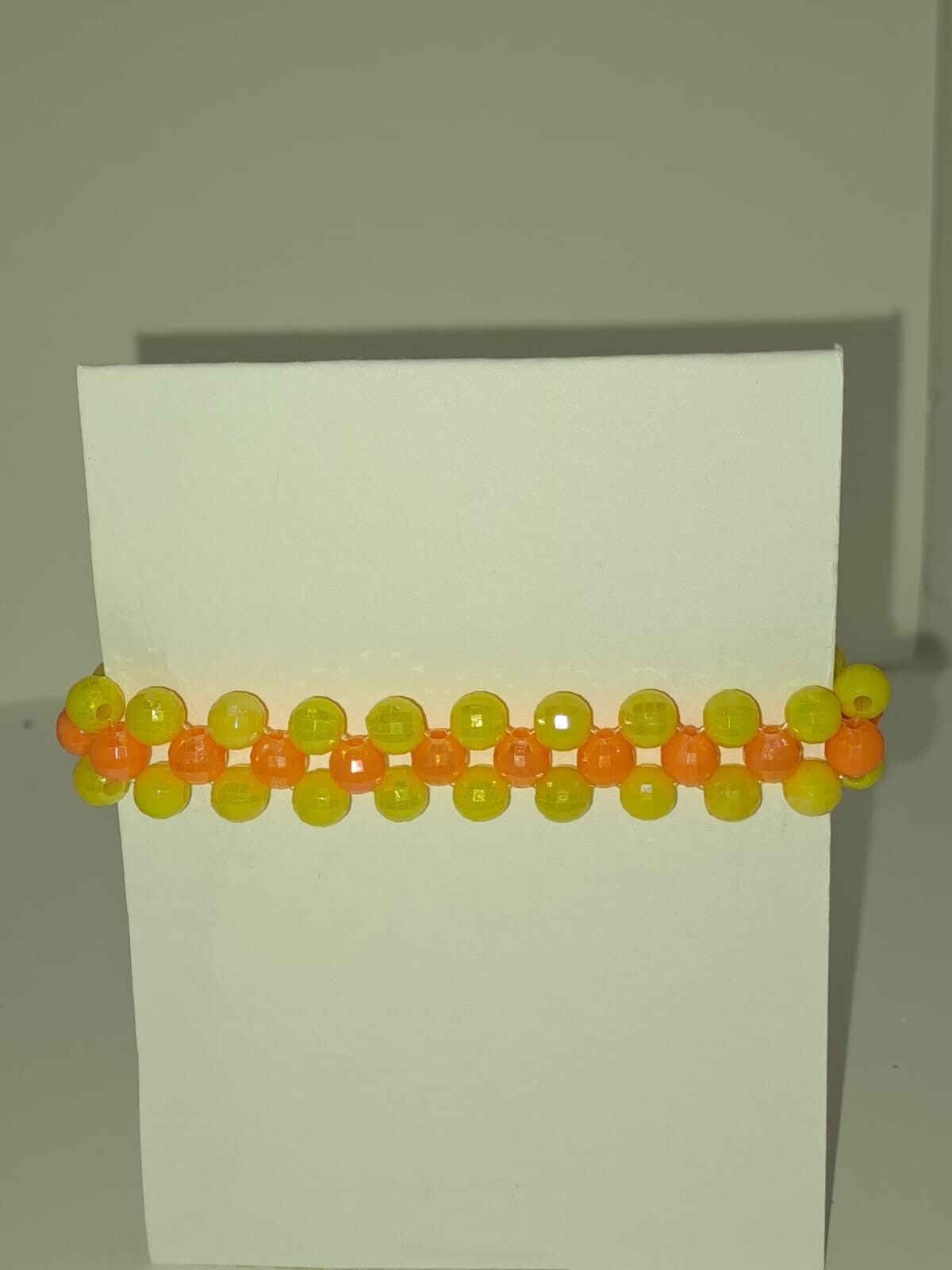 Perlenarmband „Sonnenglanz“ mit Silberfarbenen Verschluss – Fröhlich. Farbenfroh. Handgemacht.