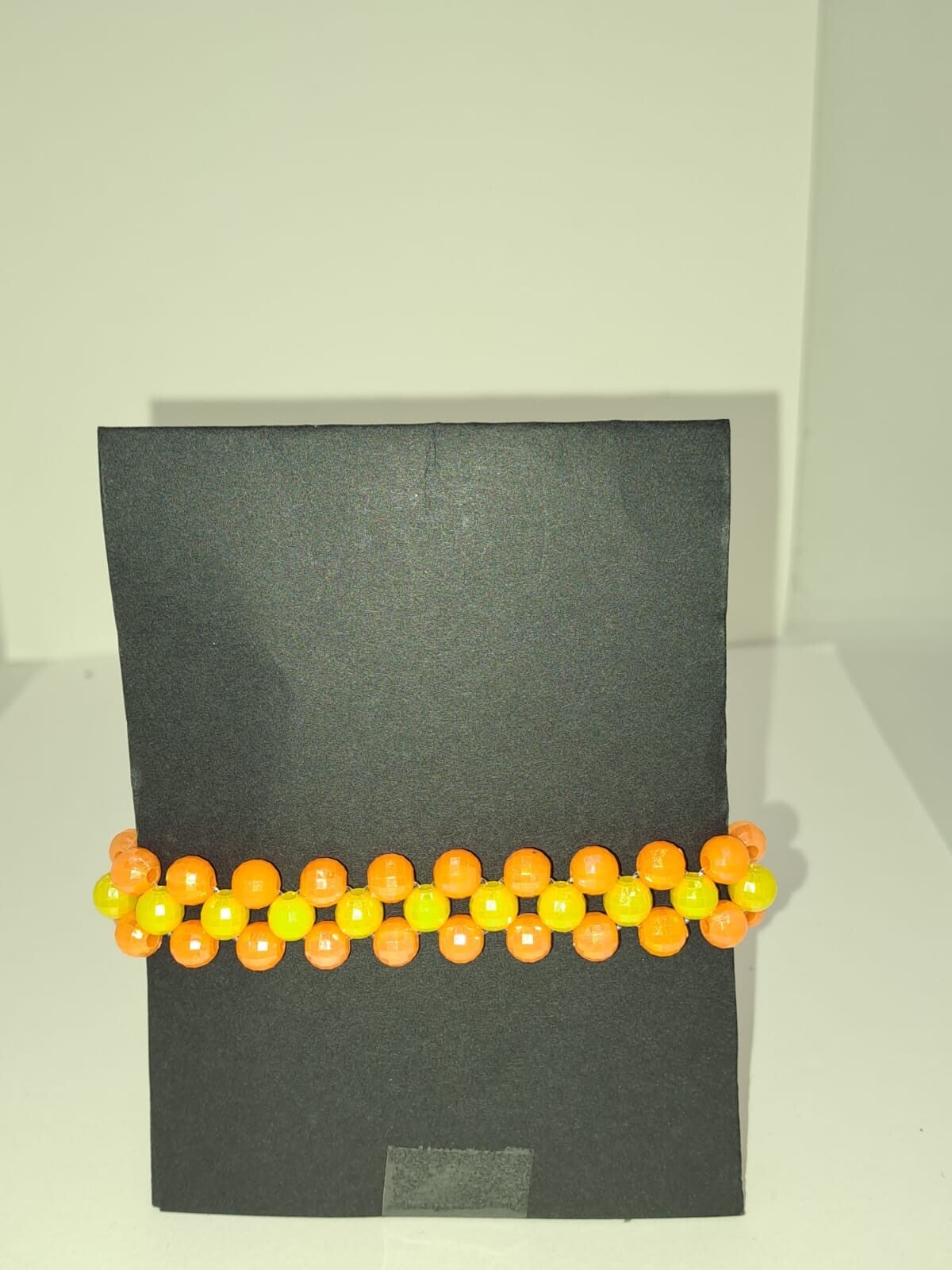 Perlenarmband „Orangentanz“ mit Silberfarbenen Verschluss– Farbenfrohes Design, handgemacht mit Liebe