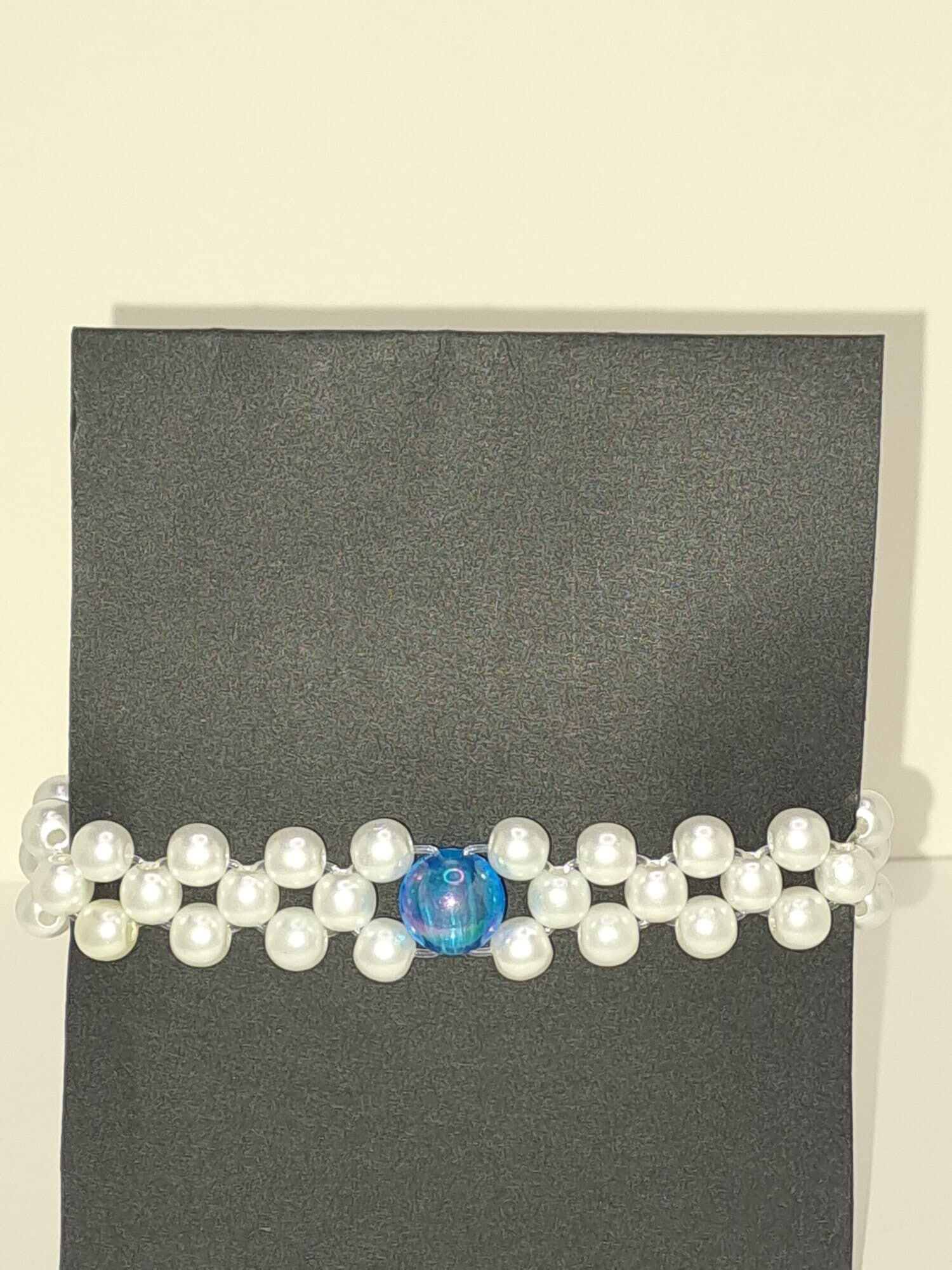 Perlenarmband „Eisglanz“ mit Goldfarbenen Verschluss– Handgemacht mit Liebe