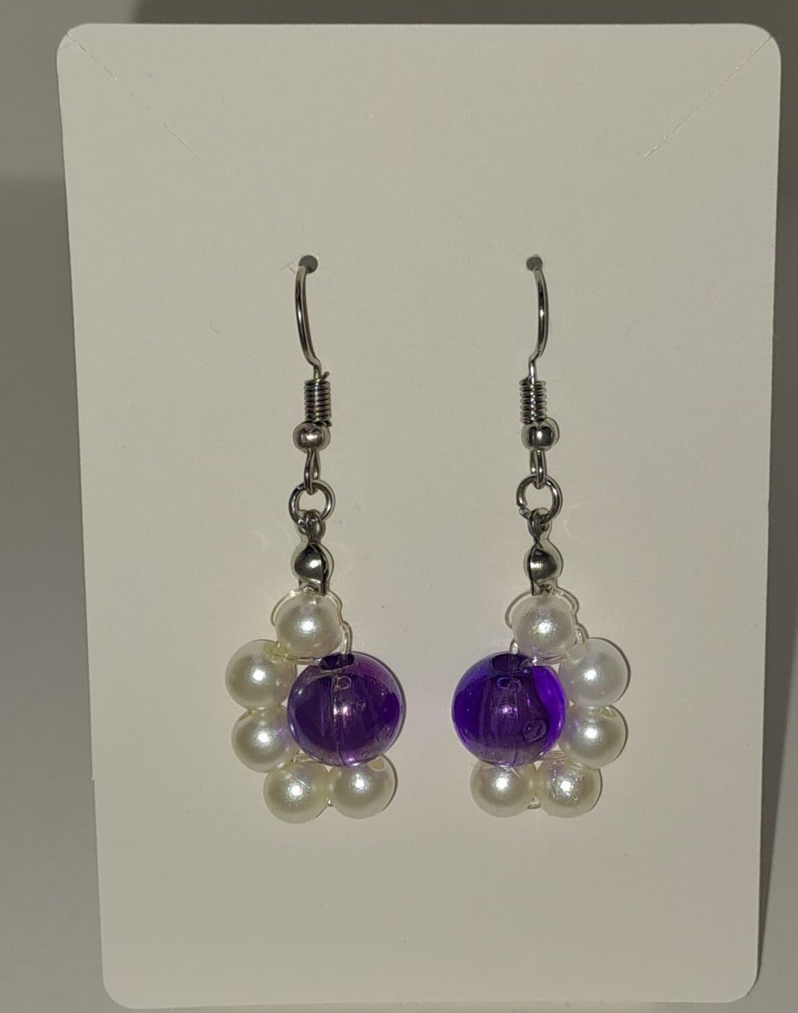 Elegante Perlenohrringe „Viola“ mit Silberfarbenen Ohrhängern– Handgemacht mit Liebe