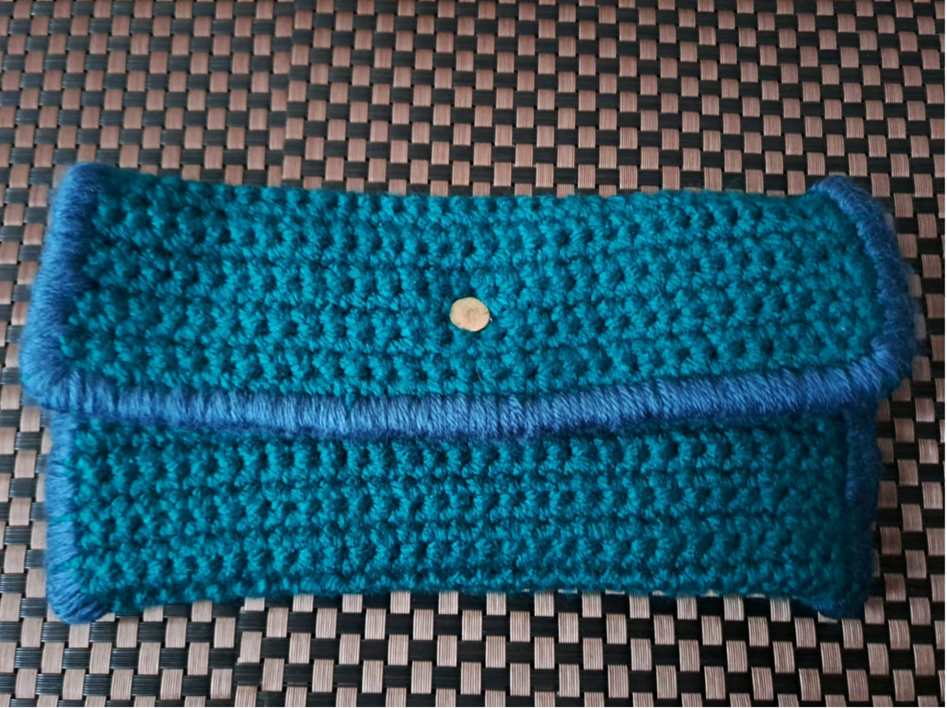 Mini-Tasche „Türkis & Blau“ – handgehäkelt mit Knopfverschluss