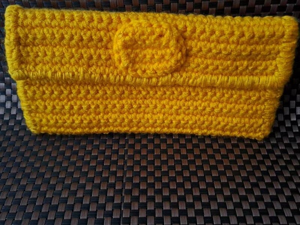 Clutch „Zitronenlicht“ – handgehäkelt mit Verschlusslasche