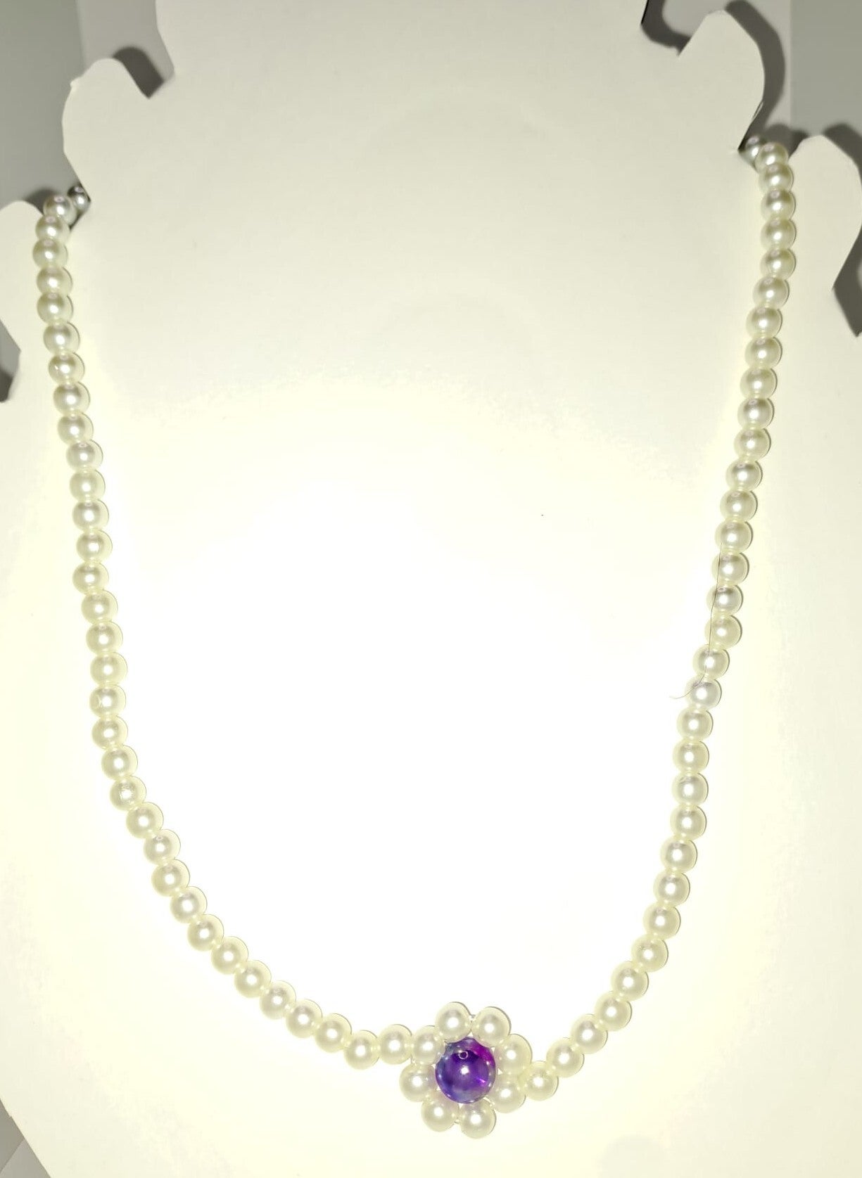 Perlenkette „Viola“ Goldfarbener Verschluss – Zarte Eleganz in Elfenbein & Lila