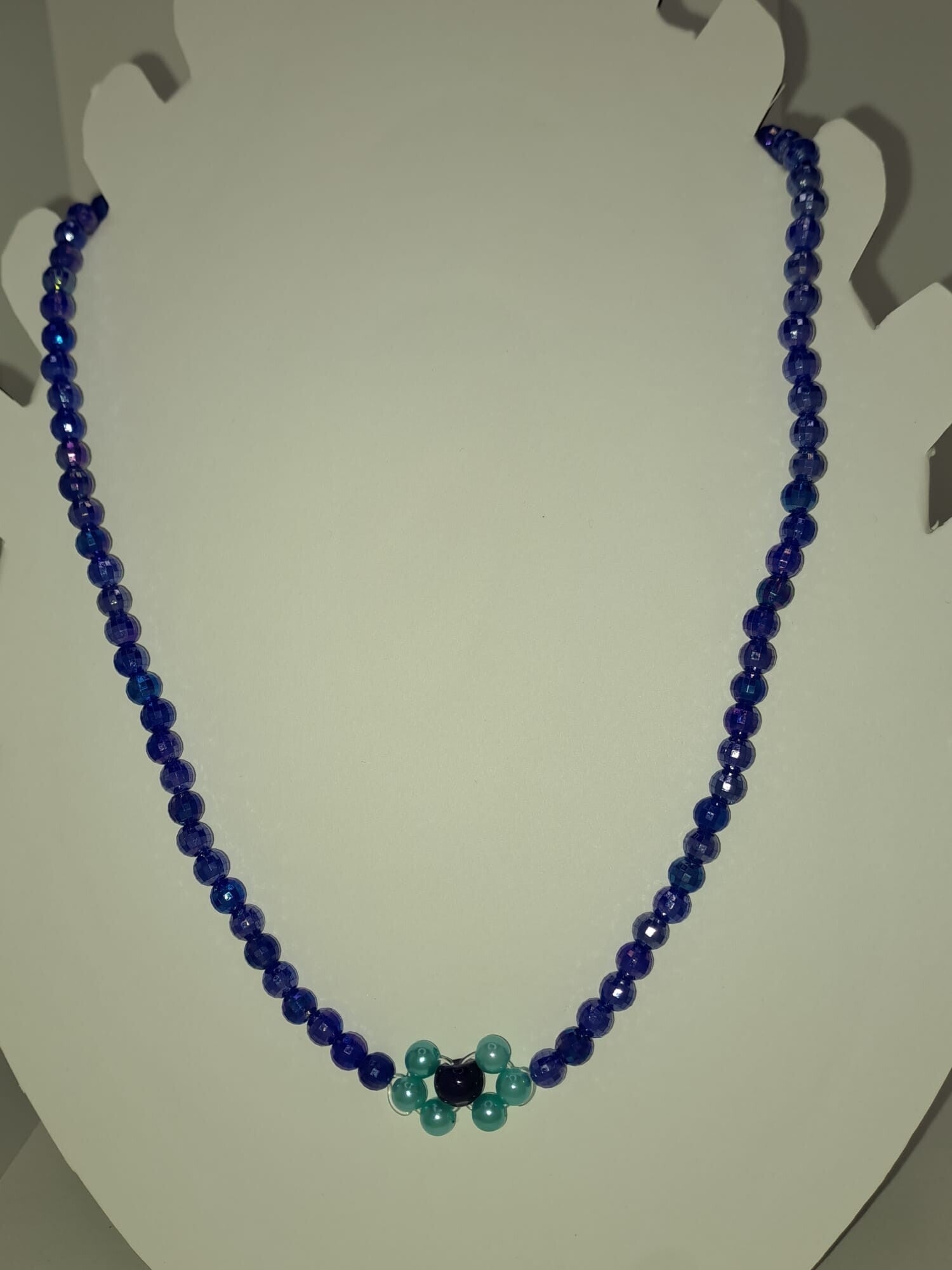 Perlenkette „Meeresblüte“ mit Goldfarbenen Verschluss– Königsblau trifft Türkis