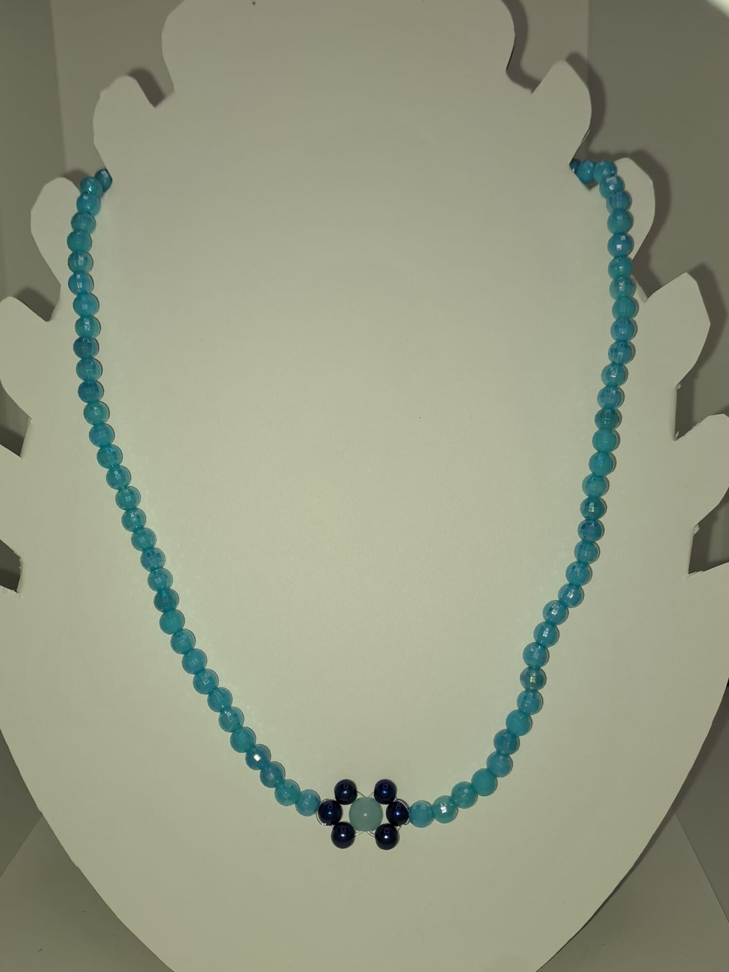 Perlenkette „Lagunenblüte“ mit Silberfarbenen Verschluss – Türkis trifft Tiefblau