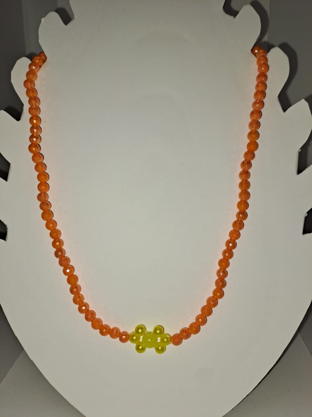 Perlenkette „Orangentanz“ mit Goldfarbenen Verschluss – Fruchtige Farben, handgemacht mit Liebe