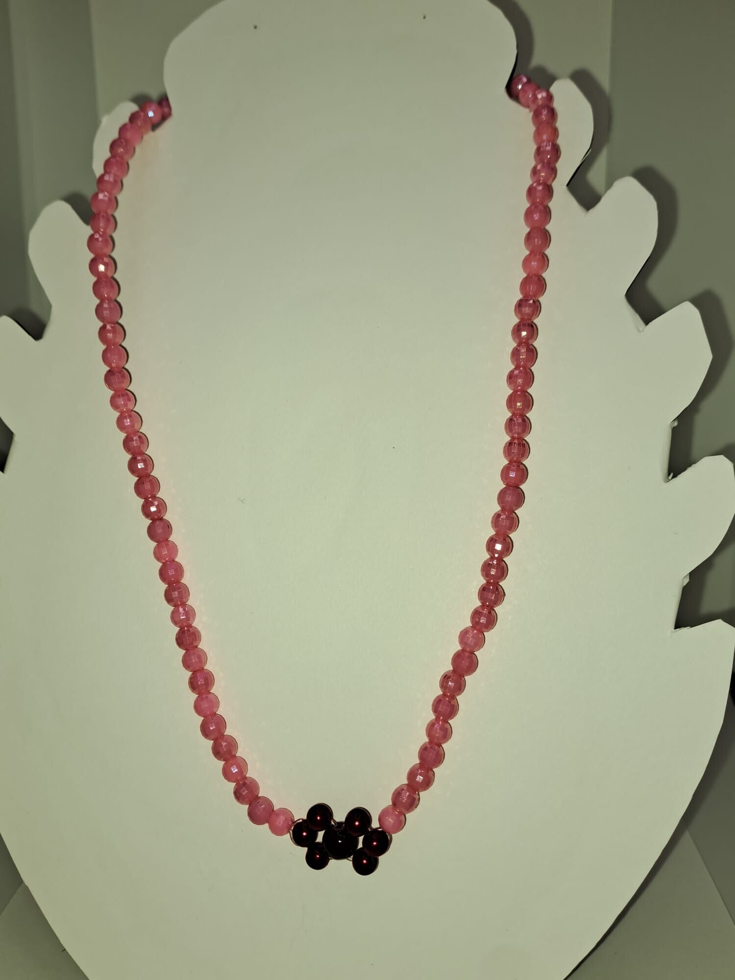 Perlenkette „Pinkzauber“mit Silberfarbenen Verschluss – Leuchtendes Pink mit tiefrotem Akzent