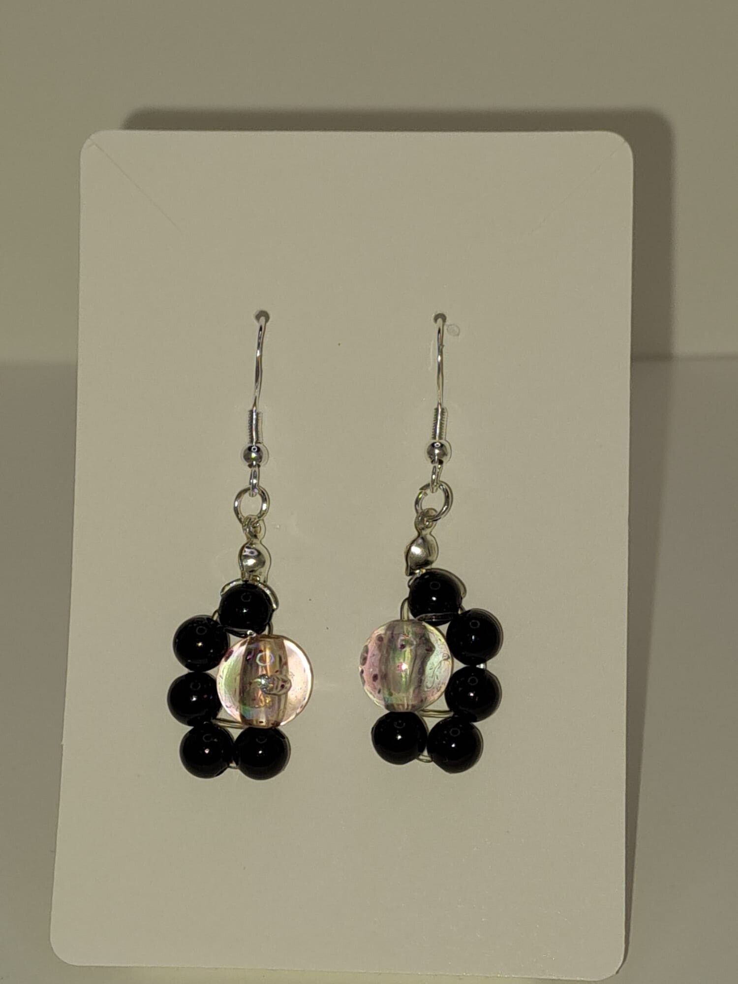 Perlenohrringe „Mystique“ mit Silberfarbenen Ohrhängern – Handgemacht mit Charakter