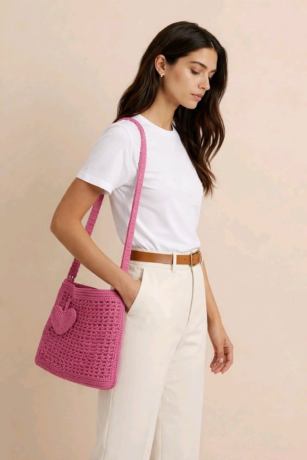 Handtasche „Herzstück Rosé“ – handgehäkelt mit Liebe zum Detail