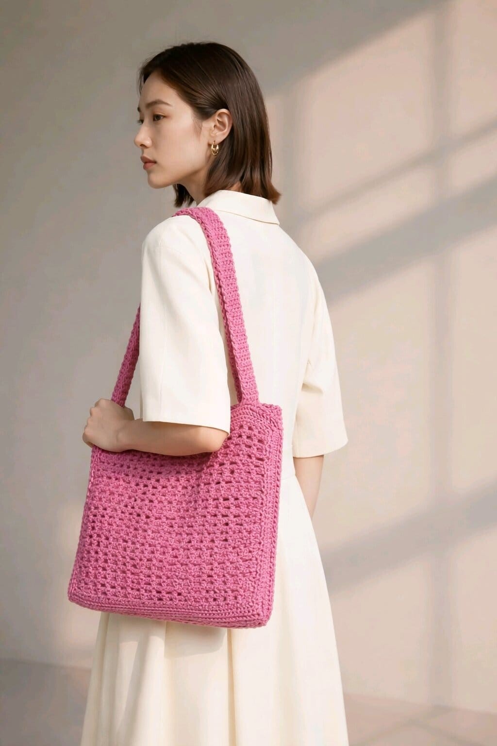 Schultertasche „Rosé Lace“ – handgehäkelt mit Leichtigkeit