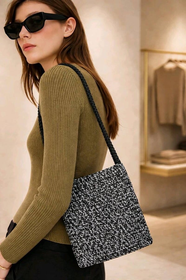 Schultertasche „Marmoriert Schwarz-Weiß“ – handgehäkelt mit Charakter