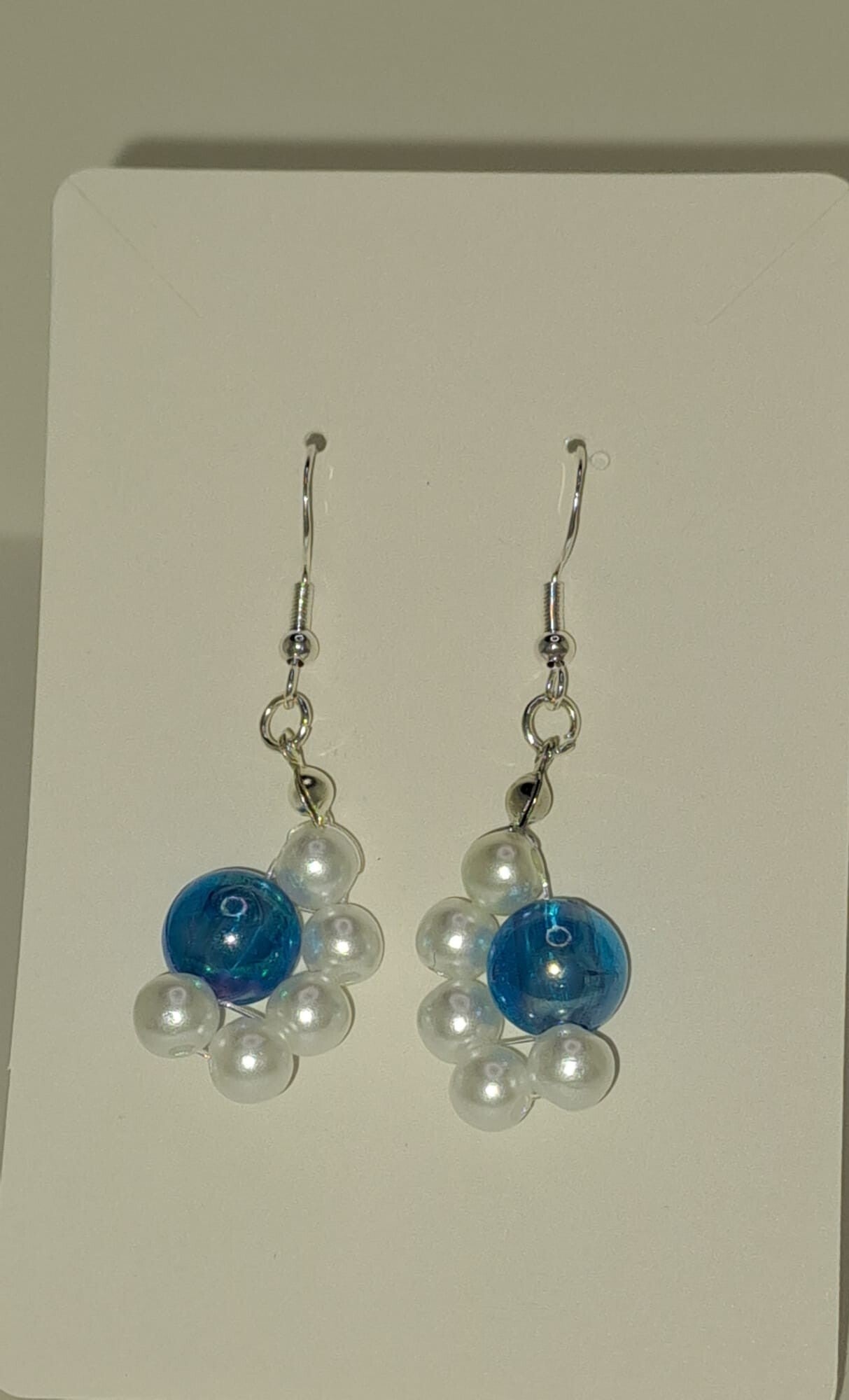 Frostzauber – Silberfarbener Ohrhänger mit blauer Blüte & Kristallperlen