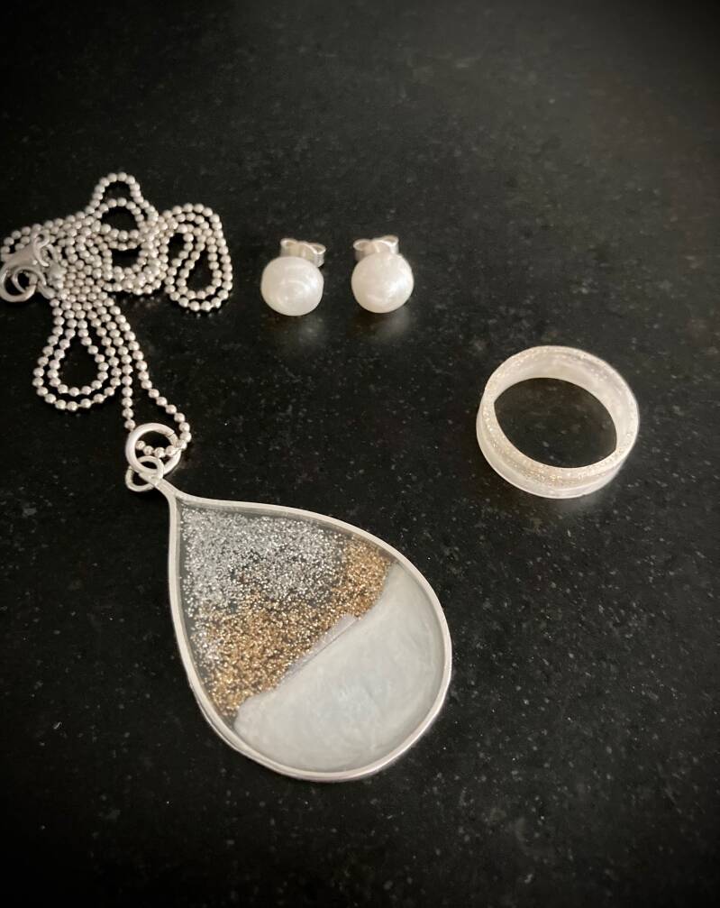 sierraden hanger ring en oorbellen epoxy