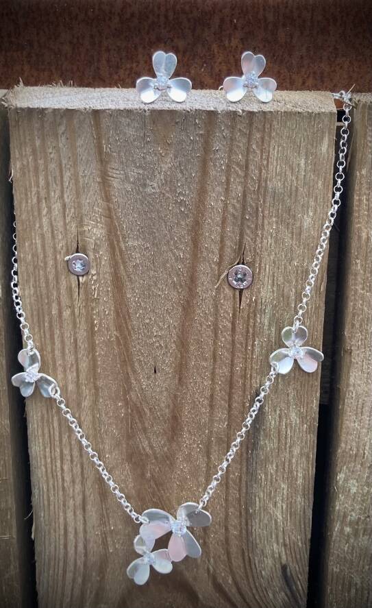 hanger met bloemetjes en diamant