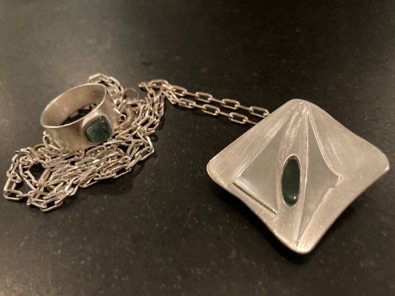 sierraden ring en hanger met groene steen