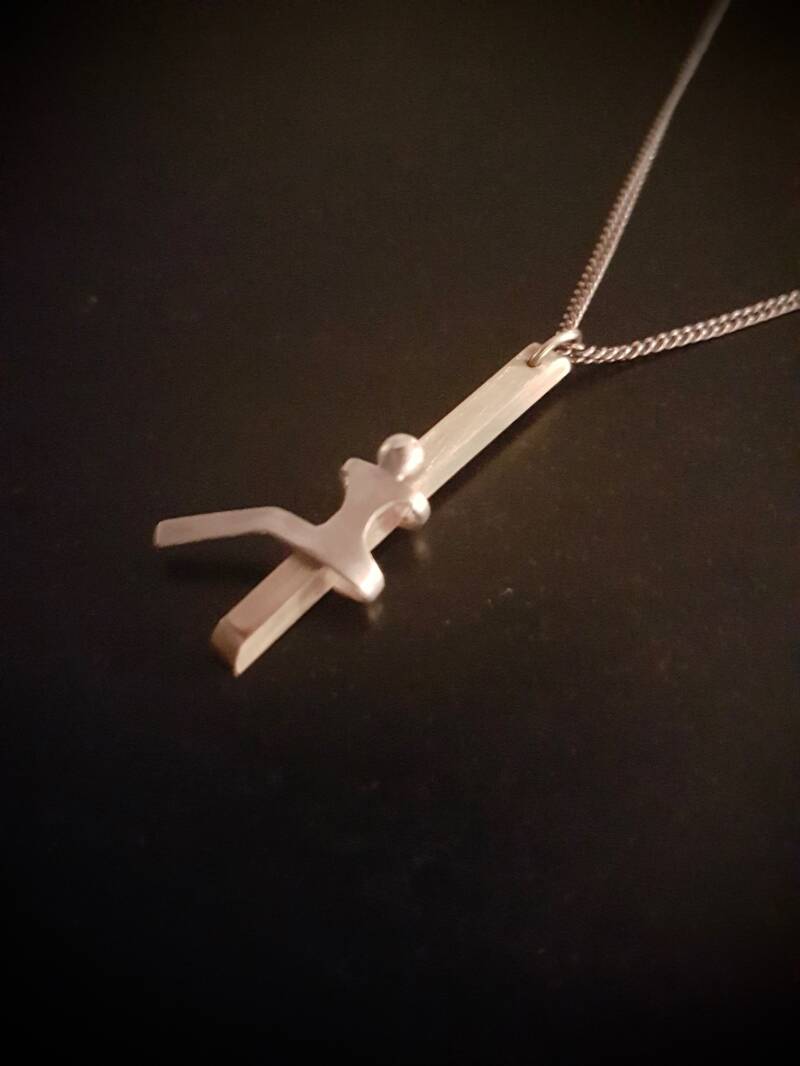 sierraden hanger klimmend mannetje