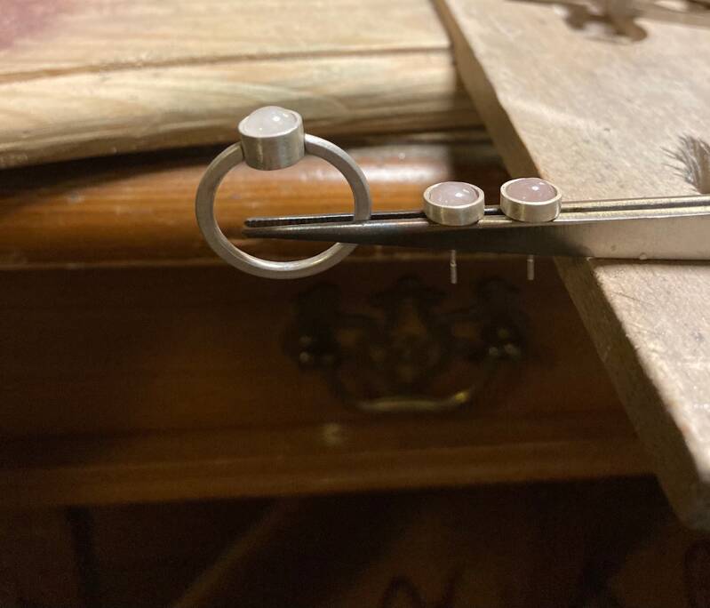 sierraden ring en oorbellen met roze kwarts