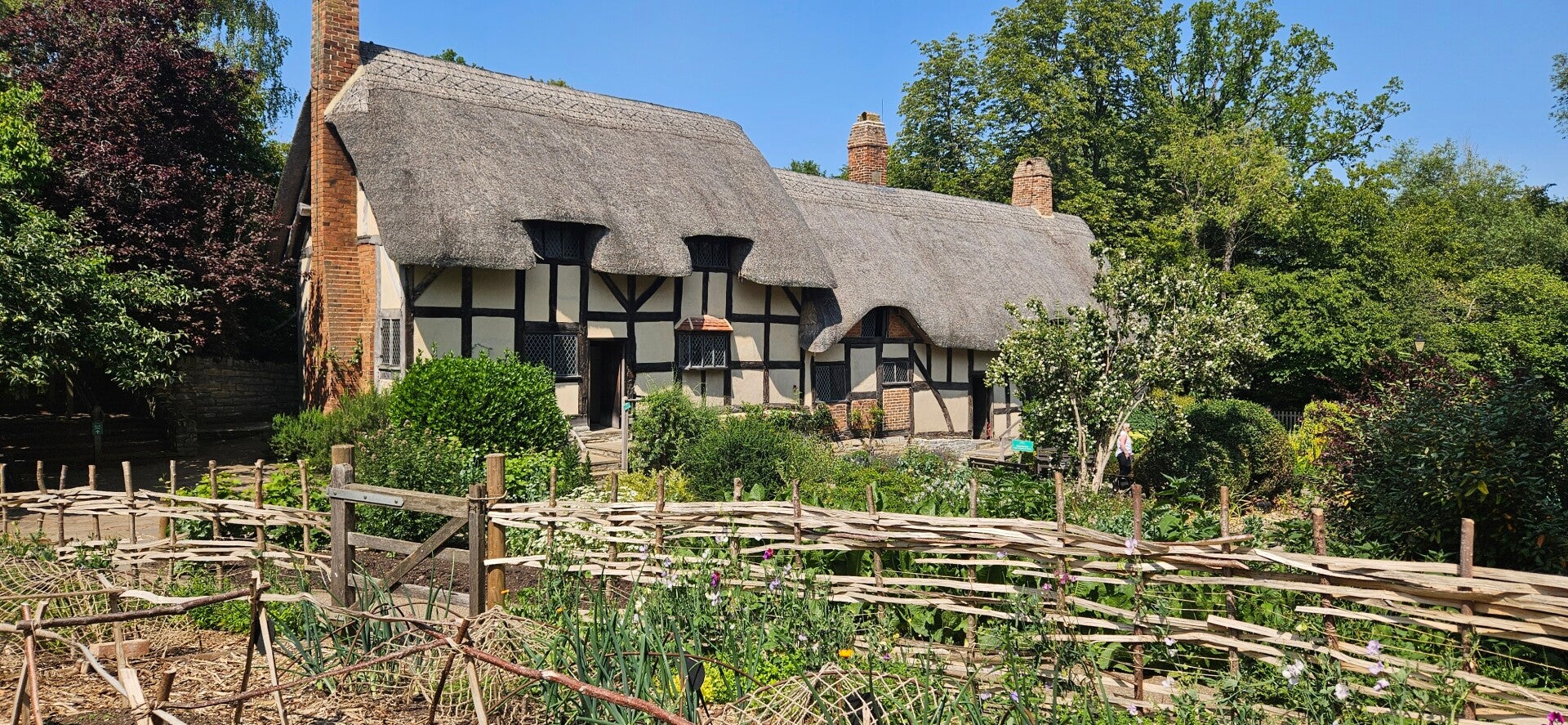 Traditional English thatched-roof farmhouse, showcasing 400 years of rural architectural heritage.