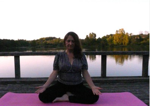 Un espace calme devant un étang où vivent de nombreux oiseaux migrateurs , je médite en tailleur connectée sensorielleme,t aux éléments de la nature. Tous mes sens sont en éveil- c'est ce que je propose durant mes séances de yoga en plein air 