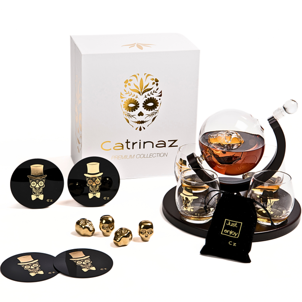 Catrinaz® - Luxury decanter set in  skull design - 0.9 L - Incl. 4 gold colored stainless steel ice cubes in skull shape - - 4 unique tumbler glasses - 4 unique coasters - Unique gift