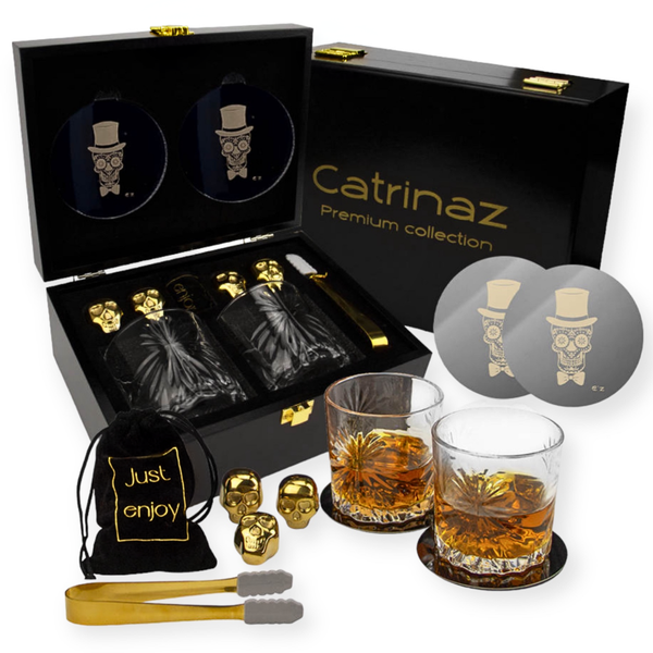Catrinaz® - Luxury whiskey / spirit set - Incl. 2 premium tumblers 300 ml - 4 gold-colored stainless steel ice blocks in skull shape - 2 unique coasters - Velvet storage bag - Ice tong - Luxury gift box - Unique gift