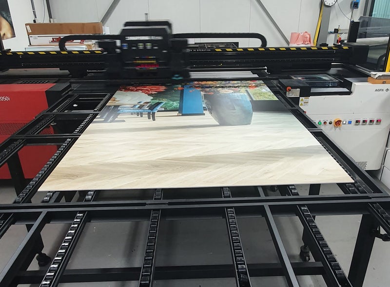 Grootformaat printer in actie – Art of Sign produceert haarscherpe prints en reclameborden op plaatmateriaal