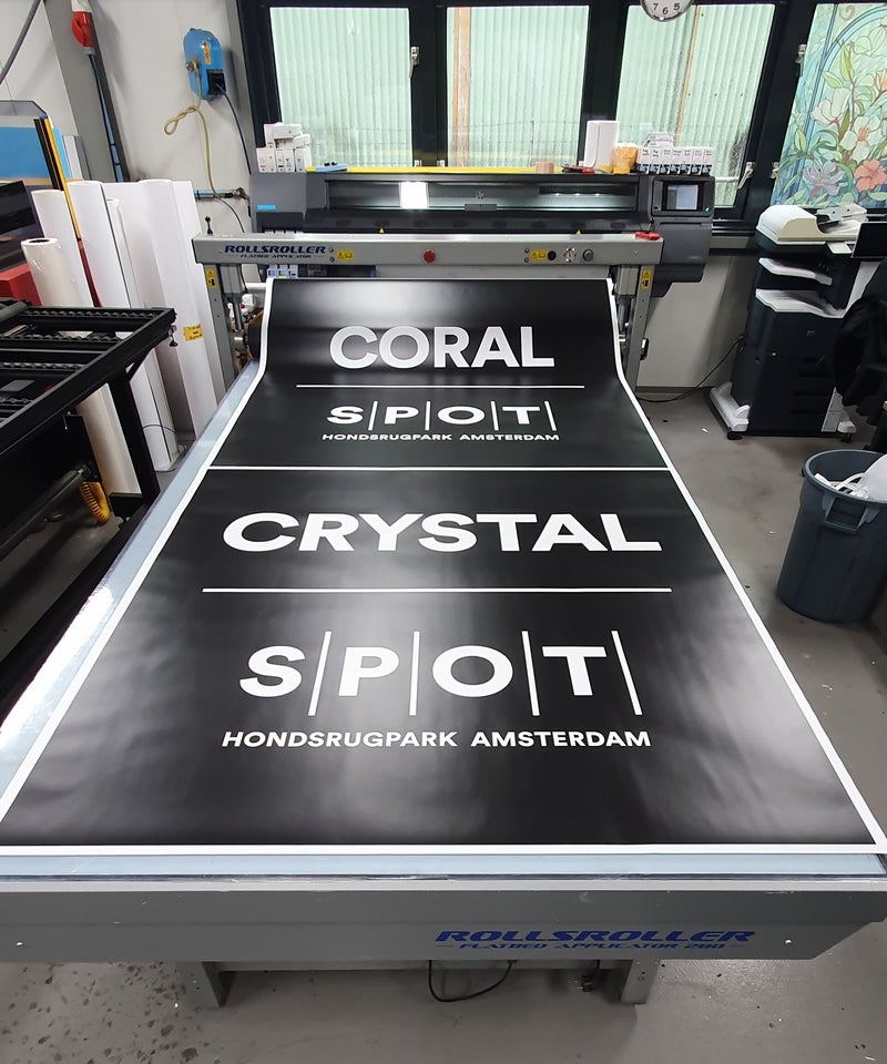 Printproductie op grootformaat printer – drukwerk services van Art of Sign voor reclame en marketingmateriaal