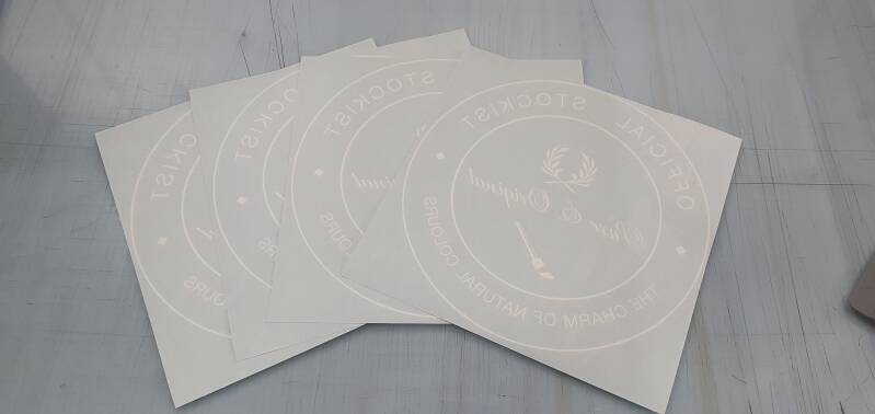 Etalage stickers ontworpen en geproduceerd door Art of Sign voor Pure & Original – stijlvolle raamdecoratie met merkuitstraling