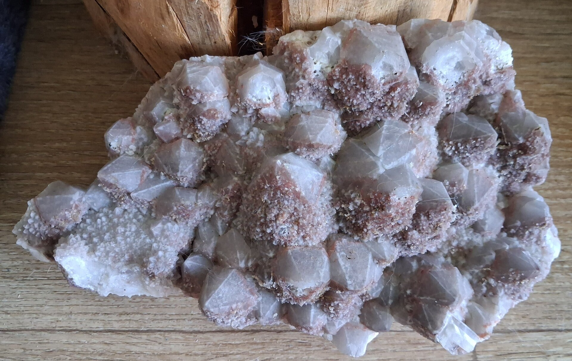 Dogtooth calciet met Drusy kwarts 1