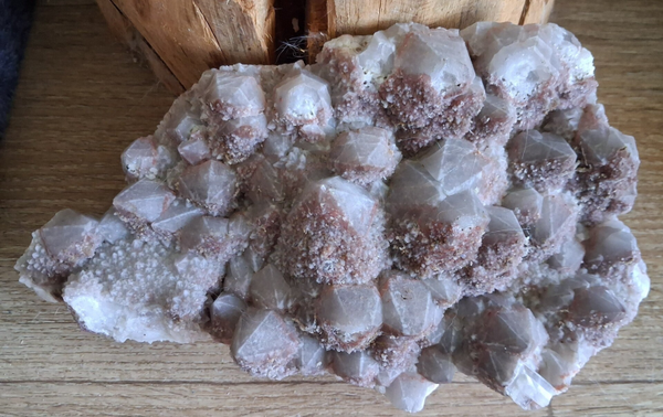Dogtooth calciet met Drusy kwarts 1