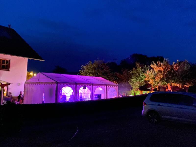 Partyzelt Hochzeitfeier mit DJ und Lichttechnik