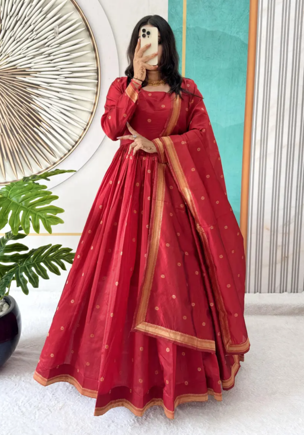 Robe longue Anarkali rouge et or