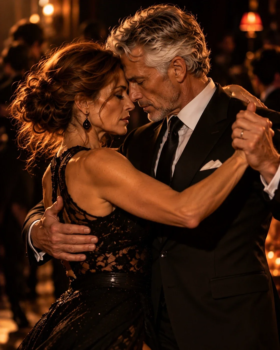 Een tangopaar danst in een innige Abrazo, met de voorhoofden tegen elkaar en de armen stevig om elkaar in een warme, sfeervolle danszaal.