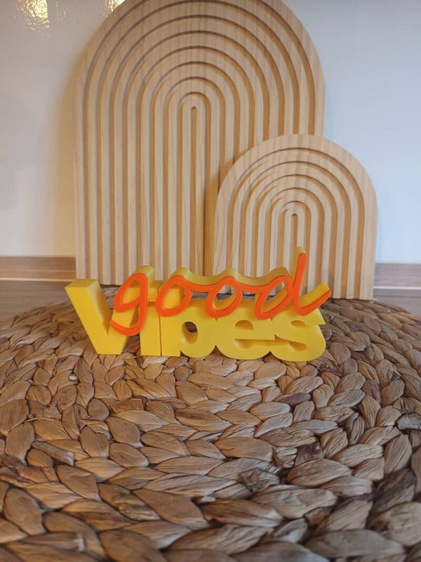 Dekoschriftzug „Good Vibes“ – modernes Design in verschiedenen Farben