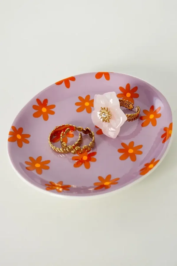 Schaaltje rond paars met rode bloemen