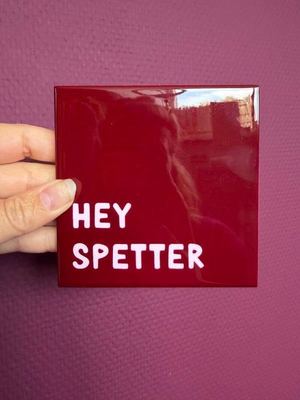 Tegel hey spetter