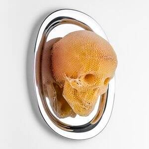 Designer Tomáš Gabzdil Libertíny en bijenhouder Johan Beckers creëerden een reuzentheepot van bijenwas, gemaakt door maar liefst 60.000 bijen