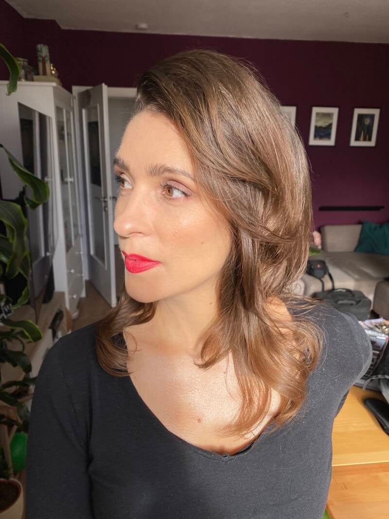 #MakeupArtist #Hairstyling #ProfessionellesStyling #TVProduktion #Dreharbeiten #Filmproduktion #Visagistin #FashionStylist #MaßgeschneidertesMakeup #IndividuellesHairstyling #KünstlerischesDesign #Bühnenkostüme #FashionShootings #EventMakeup #Diskretionun