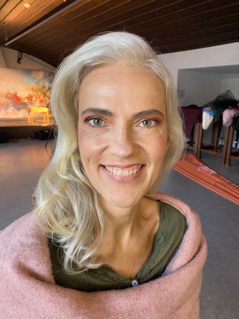 #MakeupArtist #Hairstyling #ProfessionellesStyling #TVProduktion #Dreharbeiten #Filmproduktion #Visagistin #FashionStylist #MaßgeschneidertesMakeup #IndividuellesHairstyling #KünstlerischesDesign #Bühnenkostüme #FashionShootings #EventMakeup #Diskretionun