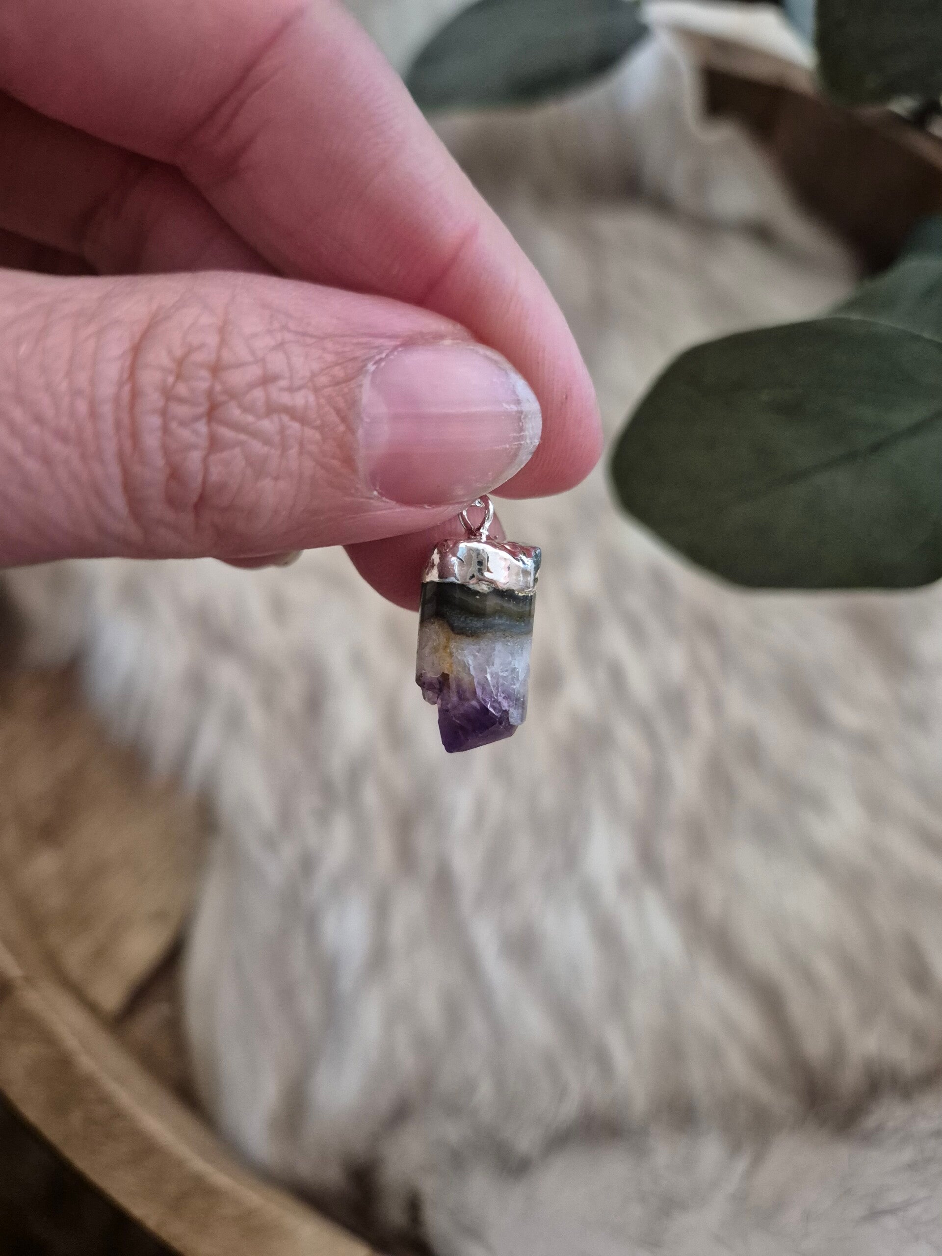 Amethist hangertje ruw, rond met zilver - 1