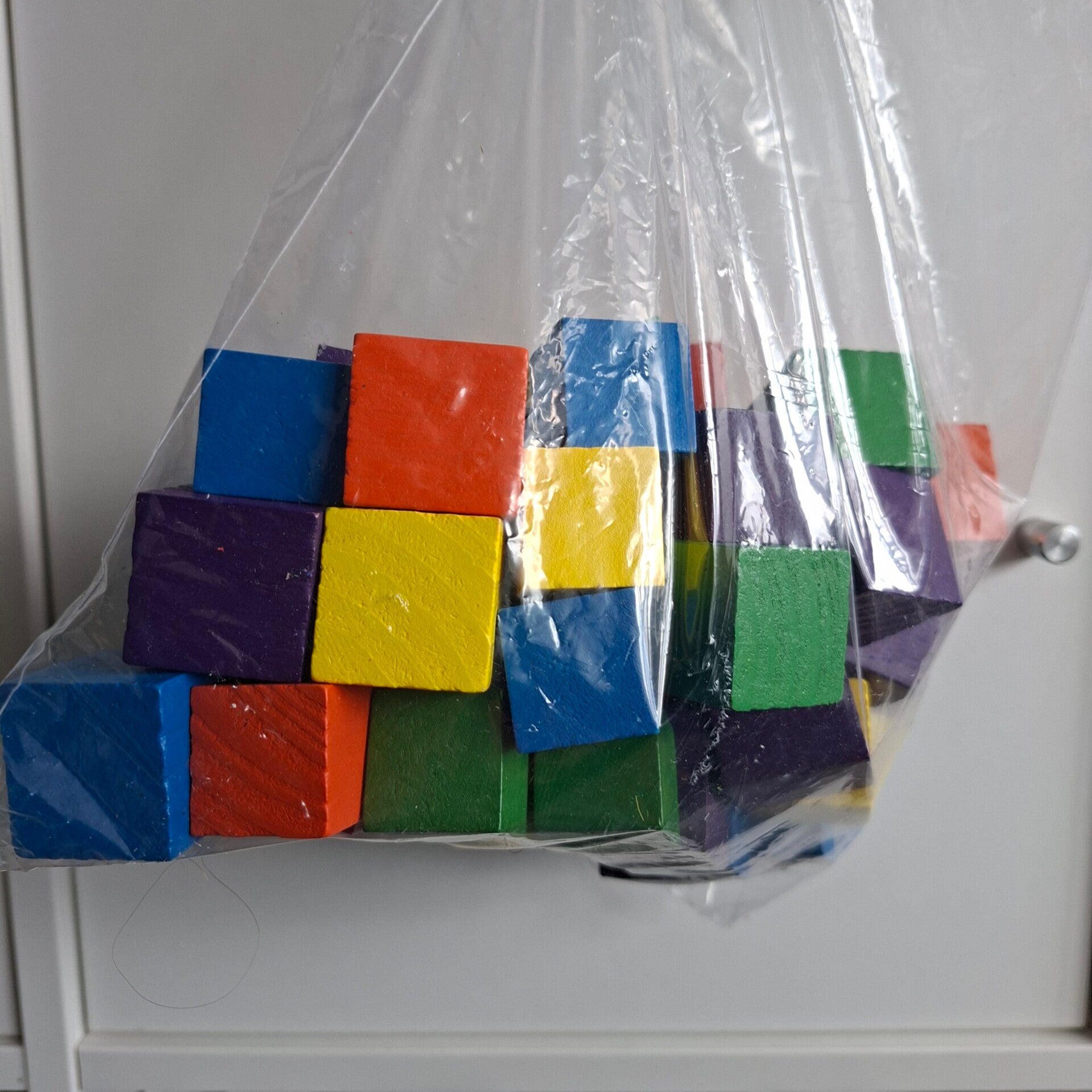 LV - zak met houten gekleurde blokjes 2,5 en 3 cm
